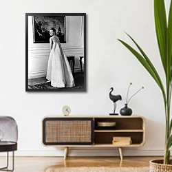 «Hepburn, Audrey 78» в интерьере комнаты в стиле ретро над тумбой