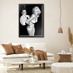 «Monroe, Marilyn 41» в интерьере светлой гостиной в стиле ретро