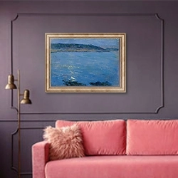 «Blaue Meereslandschaft im Mondschein» в интерьере гостиной с розовым диваном