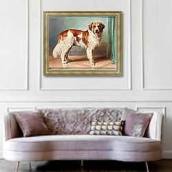 «Сенбернар» в интерьере гостиной в классическом стиле над диваном