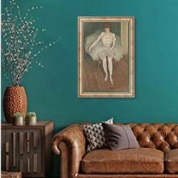 «Ballerina» в интерьере гостиной с зеленой стеной над диваном