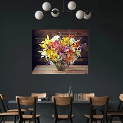 «Натюрморт с букетом лилий №2» в интерьере столовой с черными стенами
