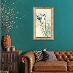 «Irises» в интерьере гостиной с зеленой стеной над диваном