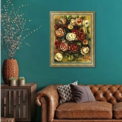 «Vase of Roses,» в интерьере гостиной с зеленой стеной над диваном