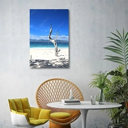 «Сухое дерево на пляже, Бали, острова Гили» в интерьере современной гостиной с желтым креслом