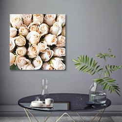 «Светло-розовые розы в букете» в интерьере современной гостиной в серых тонах