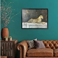 «Tranquil leopard rest» в интерьере гостиной с зеленой стеной над диваном