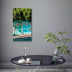 «Голубой и зеленый дом» в интерьере современной гостиной в серых тонах