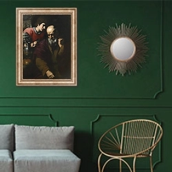 «Ангел 4» в интерьере классической гостиной с зеленой стеной над диваном