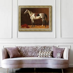 «Оседланная Белая лошадь в конюшне» в интерьере гостиной в классическом стиле над диваном