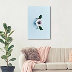 «Белый цветок на голубом» в интерьере современной светлой гостиной над диваном