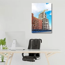 «Строительство многоэтажных домов и подъемный кран» в интерьере офиса над рабочим местом