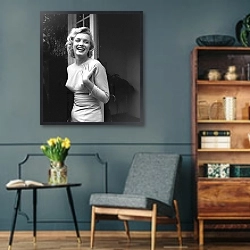 «Monroe, Marilyn 2» в интерьере гостиной в стиле ретро в серых тонах