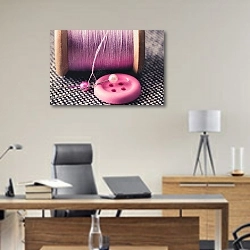 «Катушка розовых ниток и пуговица» в интерьере кабинета директора над столом