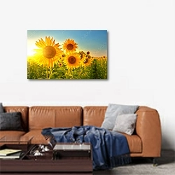 «Подсолнухи в ярких лучах солнца» в интерьере современной гостиной над диваном