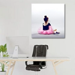 «Маленькая балерина и большие пуанты» в интерьере офиса над рабочим местом