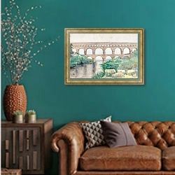 «Aqueduct» в интерьере гостиной с зеленой стеной над диваном