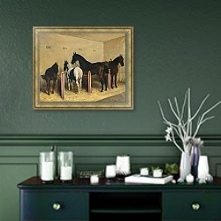 «Лошади в конюшне» в интерьере прихожей в зеленых тонах над комодом