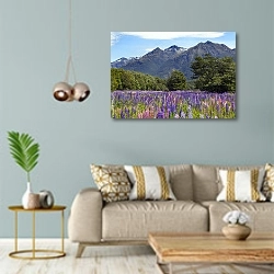 «Люпины на фоне гор, Новая Зеландия» в интерьере современной гостиной с голубыми стенами