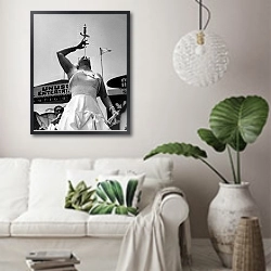 «История в черно-белых фото 973» в интерьере светлой гостиной в скандинавском стиле над диваном