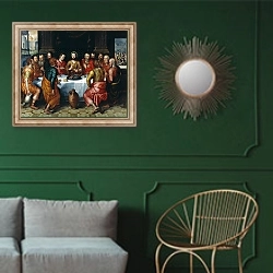 «Последняя вечеря» в интерьере классической гостиной с зеленой стеной над диваном