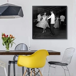 «История в черно-белых фото 45» в интерьере столовой в скандинавском стиле с яркими деталями