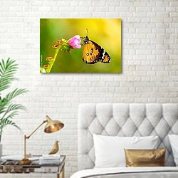 «Бабочка монарх на розовом цветке крупным планом» в интерьере современной спальни в белом цвете с золотыми деталями
