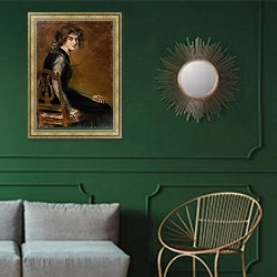 «Домашняя обезьянка» в интерьере классической гостиной с зеленой стеной над диваном