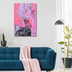 «Лиловое, розовое и серое» в интерьере современной гостиной над синим диваном