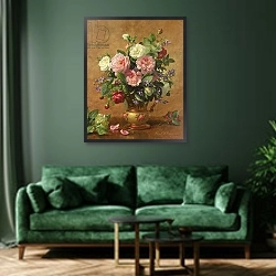 «Roses in a Rose-Enamelled Vase, 1995» в интерьере зеленой гостиной над диваном