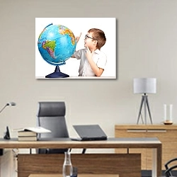 «Кролик в очках, сидящий на книгах в классе» в интерьере кабинета директора над столом