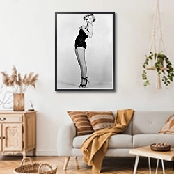«Monroe, Marilyn 4» в интерьере гостиной в стиле ретро над диваном