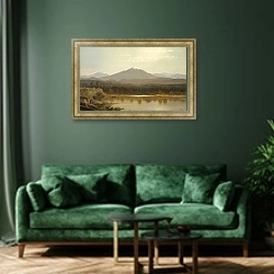 «Пик Ларами» в интерьере зеленой гостиной над диваном