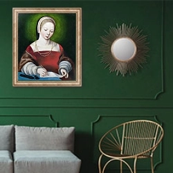«Пищущая девушка» в интерьере классической гостиной с зеленой стеной над диваном