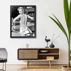 «Monroe, Marilyn 99» в интерьере комнаты в стиле ретро над тумбой