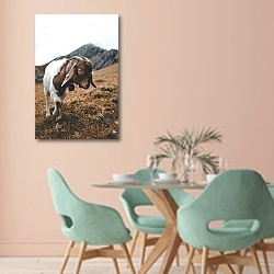 «Пятнистая коза на горном склоне» в интерьере современной столовой в пастельных тонах