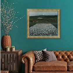 «Цветочный луг на Севере» в интерьере гостиной с зеленой стеной над диваном