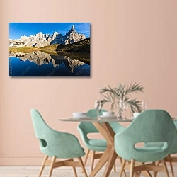 «Итальянские Доломитовые Альпы, отражающиеся в озере» в интерьере современной столовой в пастельных тонах