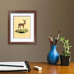 «Винторогая антилопа» в интерьере кабинета с бежевыми стенами над столом