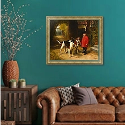 «Молодой хозяин» в интерьере гостиной с зеленой стеной над диваном