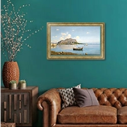 «Mount Pellegrino, Palermo» в интерьере гостиной с зеленой стеной над диваном