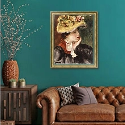 «Head of a Girl with a Yellow Hat» в интерьере гостиной с зеленой стеной над диваном