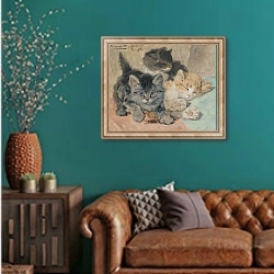 «Three Kittens» в интерьере гостиной с зеленой стеной над диваном