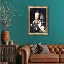«Portrait of Catherine II of Russia» в интерьере гостиной с зеленой стеной над диваном