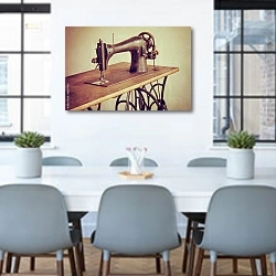 «Старинная швейная машинка» в интерьере офиса над столом для конференций