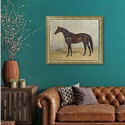 «Битва» в интерьере гостиной с зеленой стеной над диваном