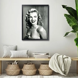 «Monroe, Marilyn 85» в интерьере комнаты в стиле ретро с плетеными корзинами
