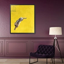«The Leap-Yellow» в интерьере классической гостиной с зеленой стеной над диваном