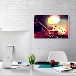 «Барабанная установка на сцене» в интерьере светлого офиса с кирпичными стенами