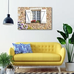 «Франция. Бретань 2» в интерьере современной гостиной с желтым диваном